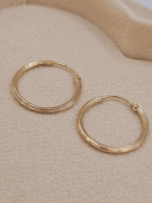Aros argolla tallada 2 cm 1.7 grs Oro 18k