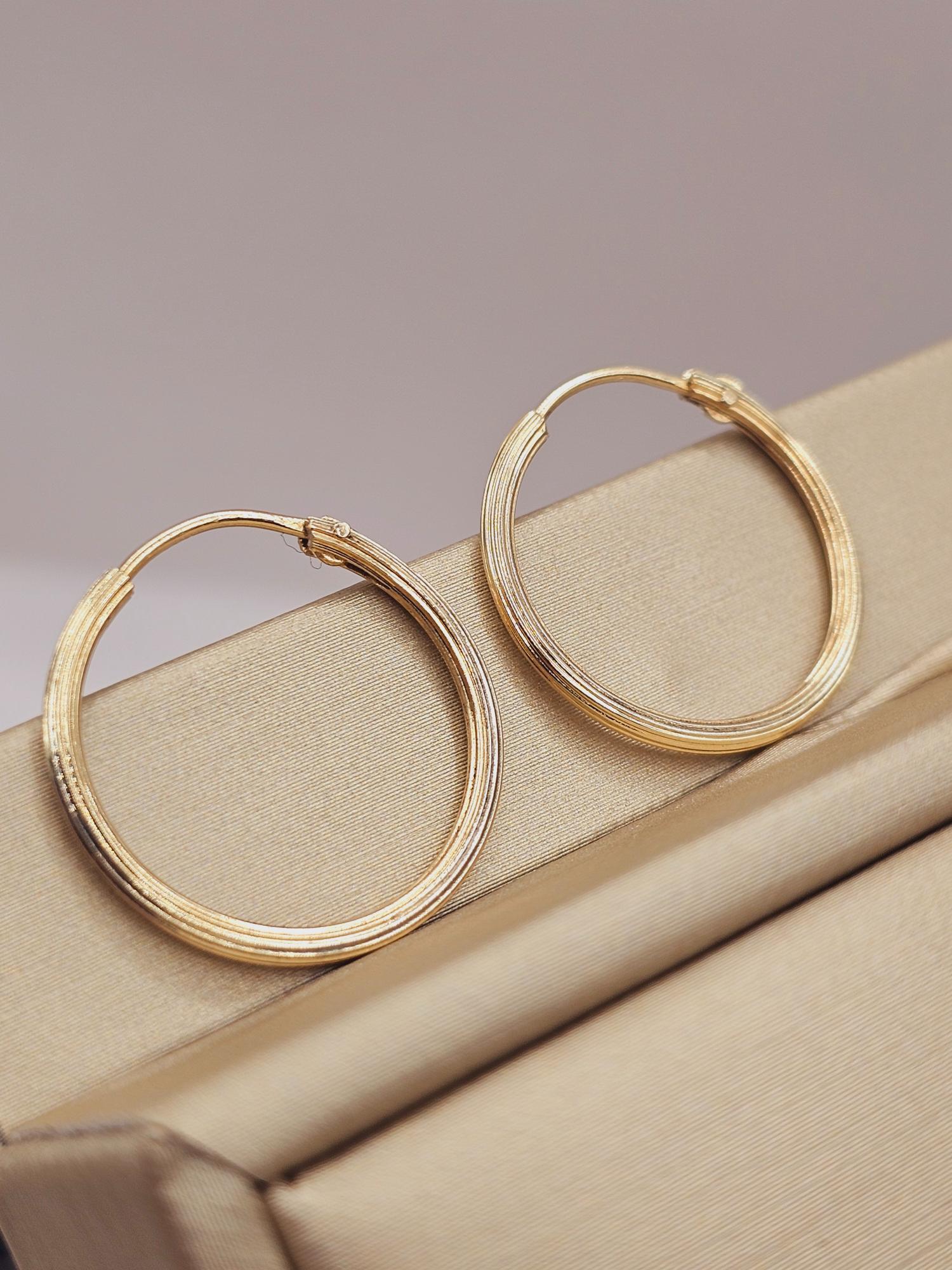 Aros argolla tallada 2 cm 1.7 grs Oro 18k 1