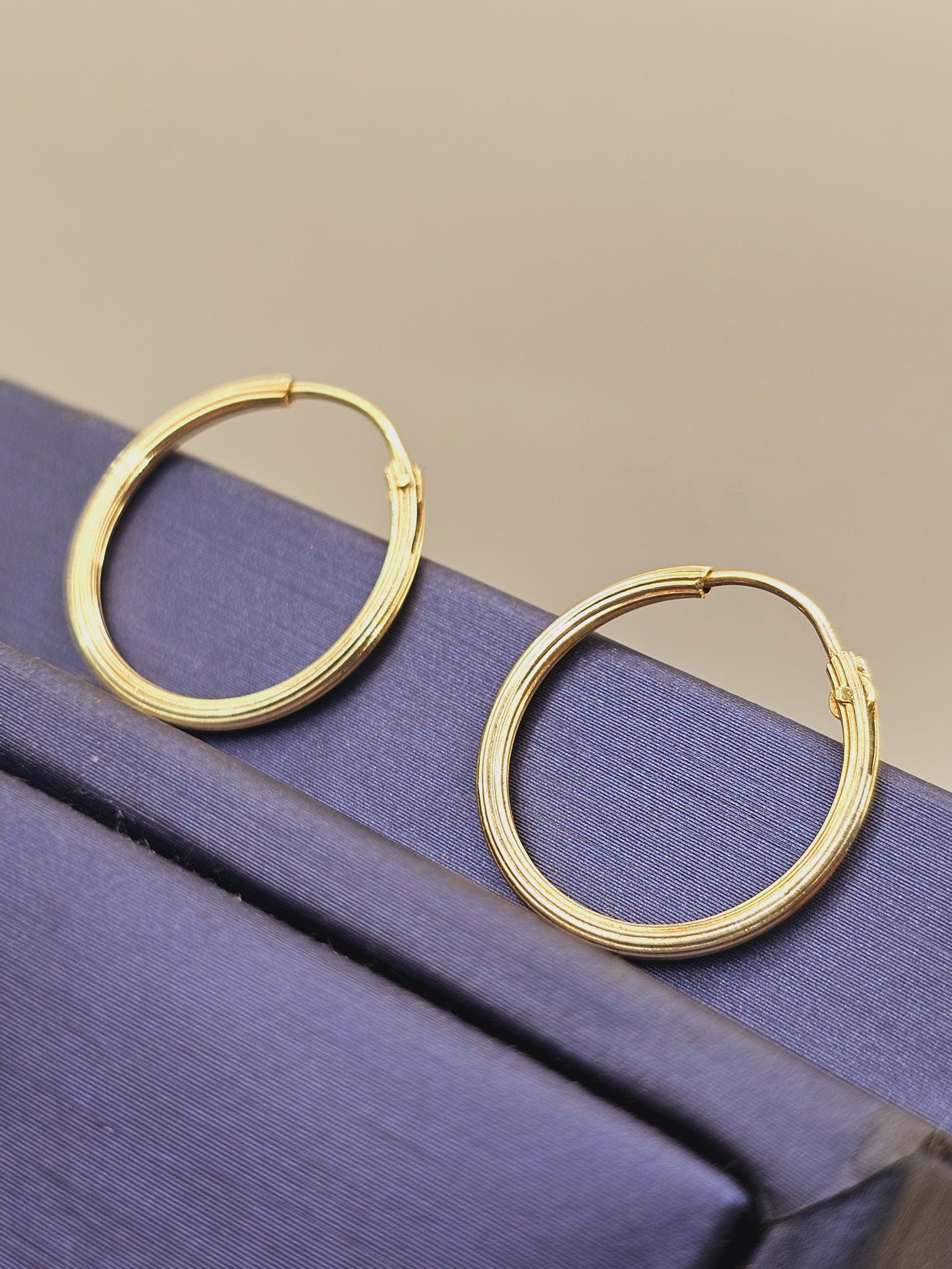 Aros argolla tallada 2 cm 1.7 grs Oro 18k 3