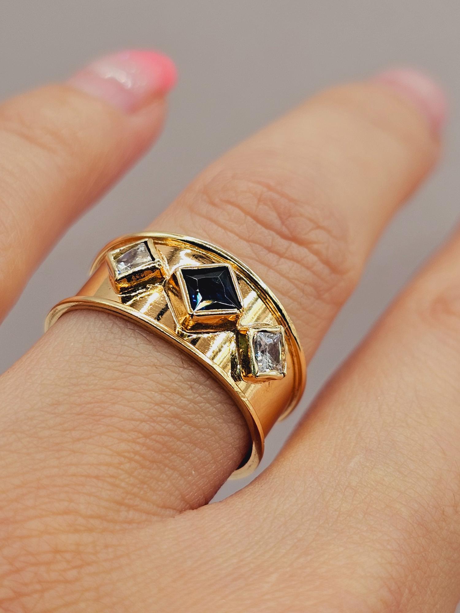 Anillo rombos zafiro y circones 3.4 grs Oro 18k 3