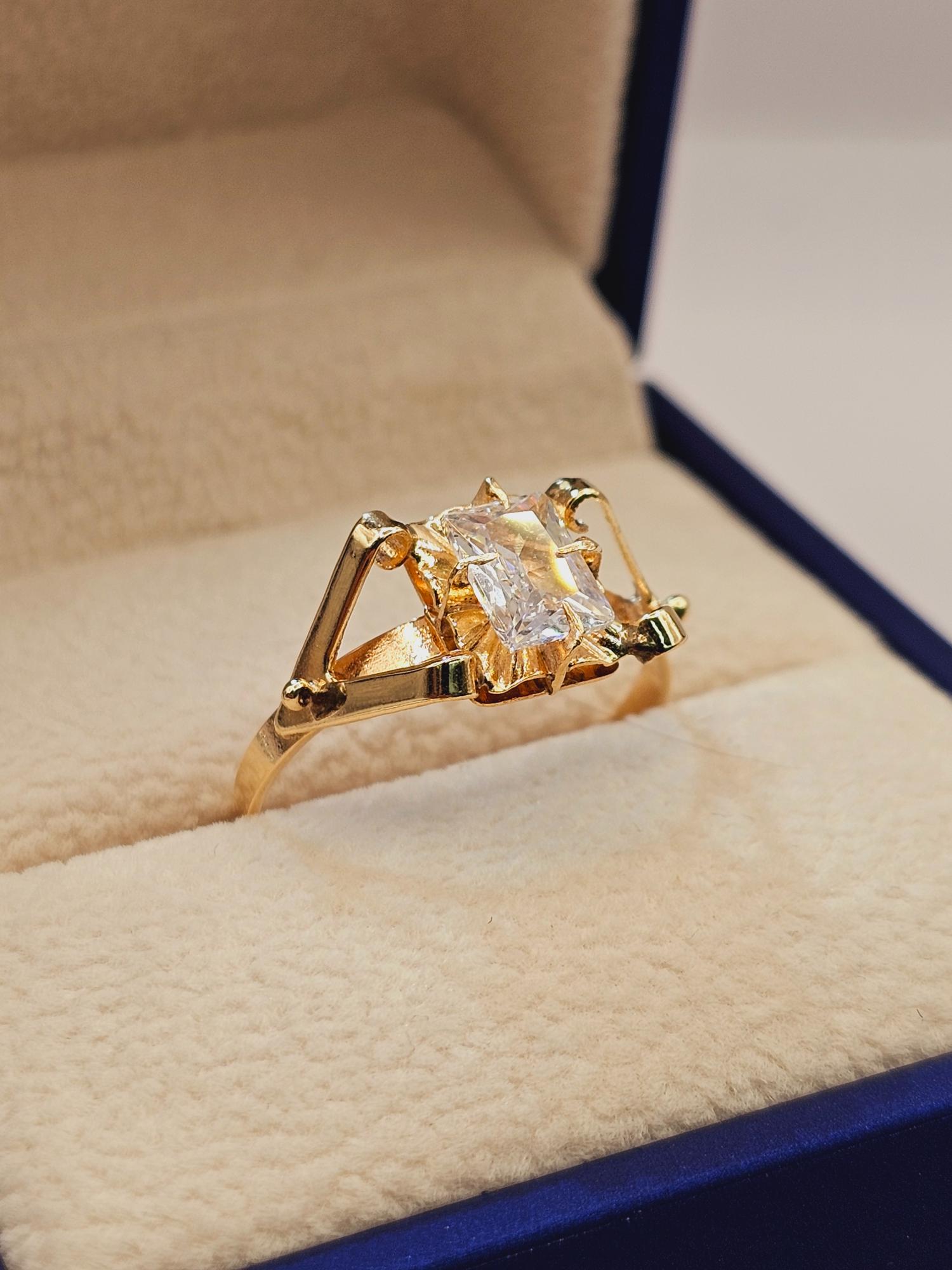 Anillo chatón garra circón 2.6 grs Oro 18k 2