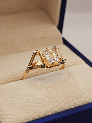 Anillo chatón garra circón 2.6 grs Oro 18k