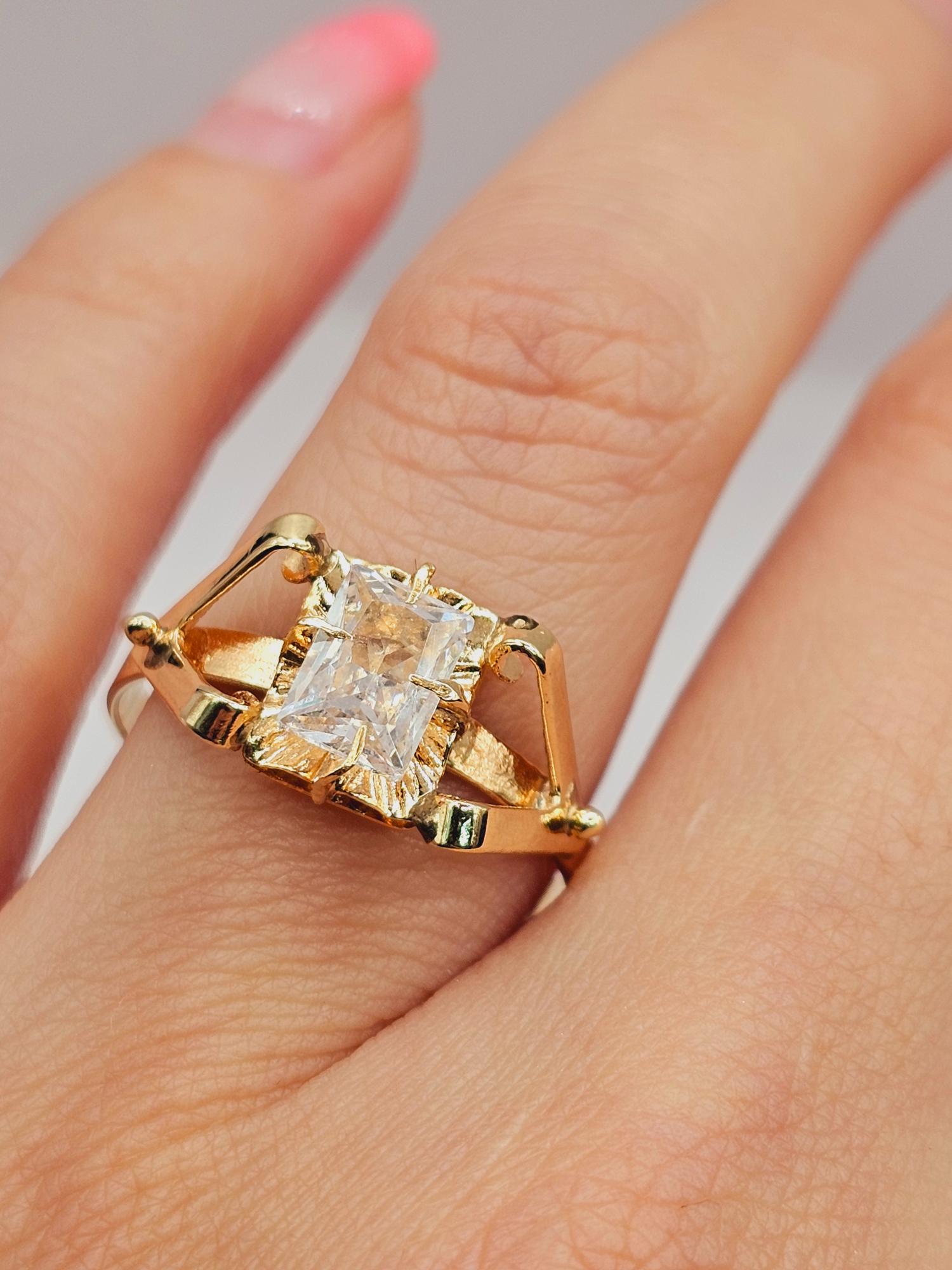 Anillo chatón garra circón 2.6 grs Oro 18k 1