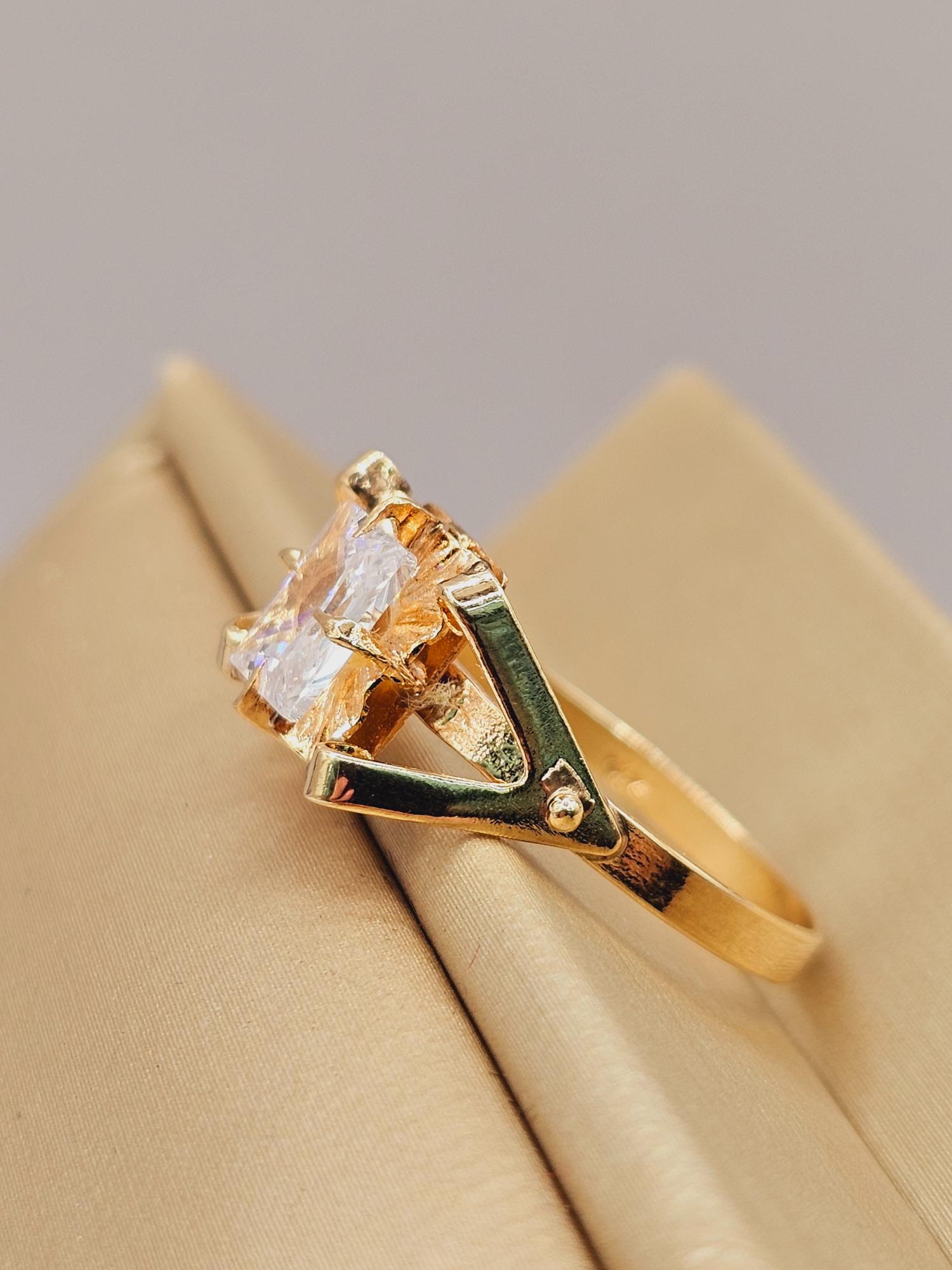 Anillo chatón garra circón 2.6 grs Oro 18k 4