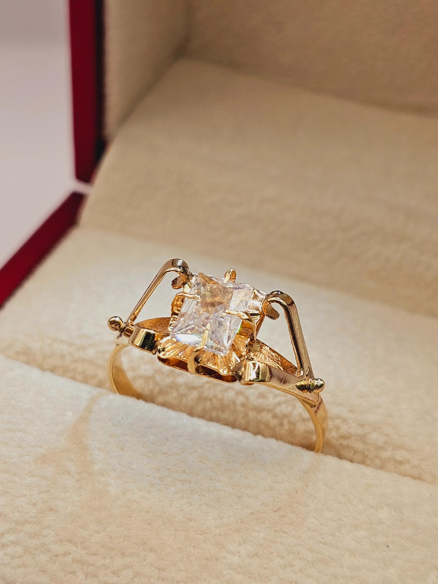 Anillo chatón garra circón 2.6 grs Oro 18k 5