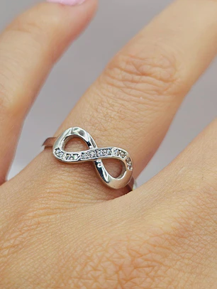 Anillo infinito con circones 2 grs Oro blanco 18k