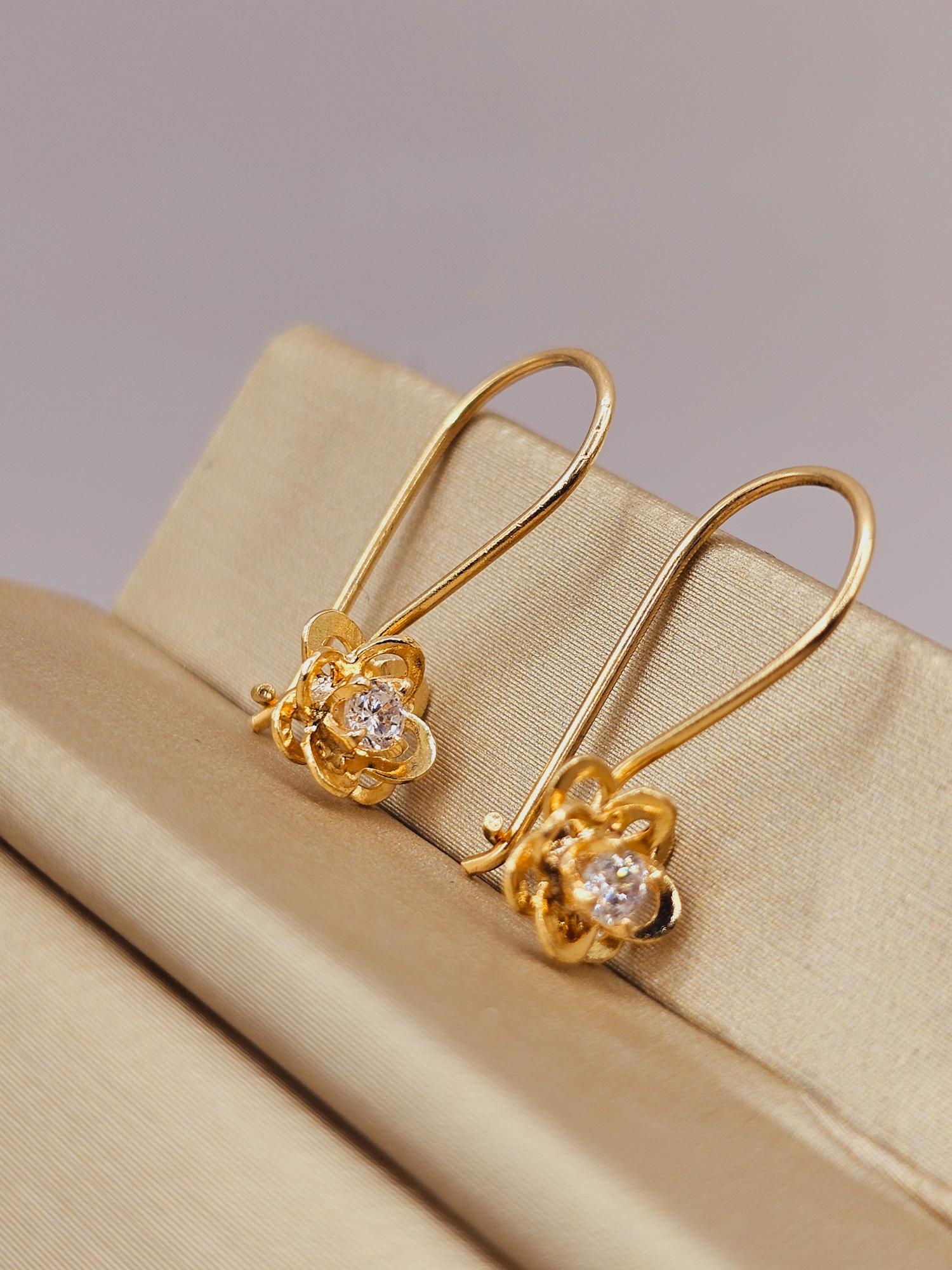 Aros doble flor con gancho y circón 1.9 cm 1.4 grs Oro 18k 1