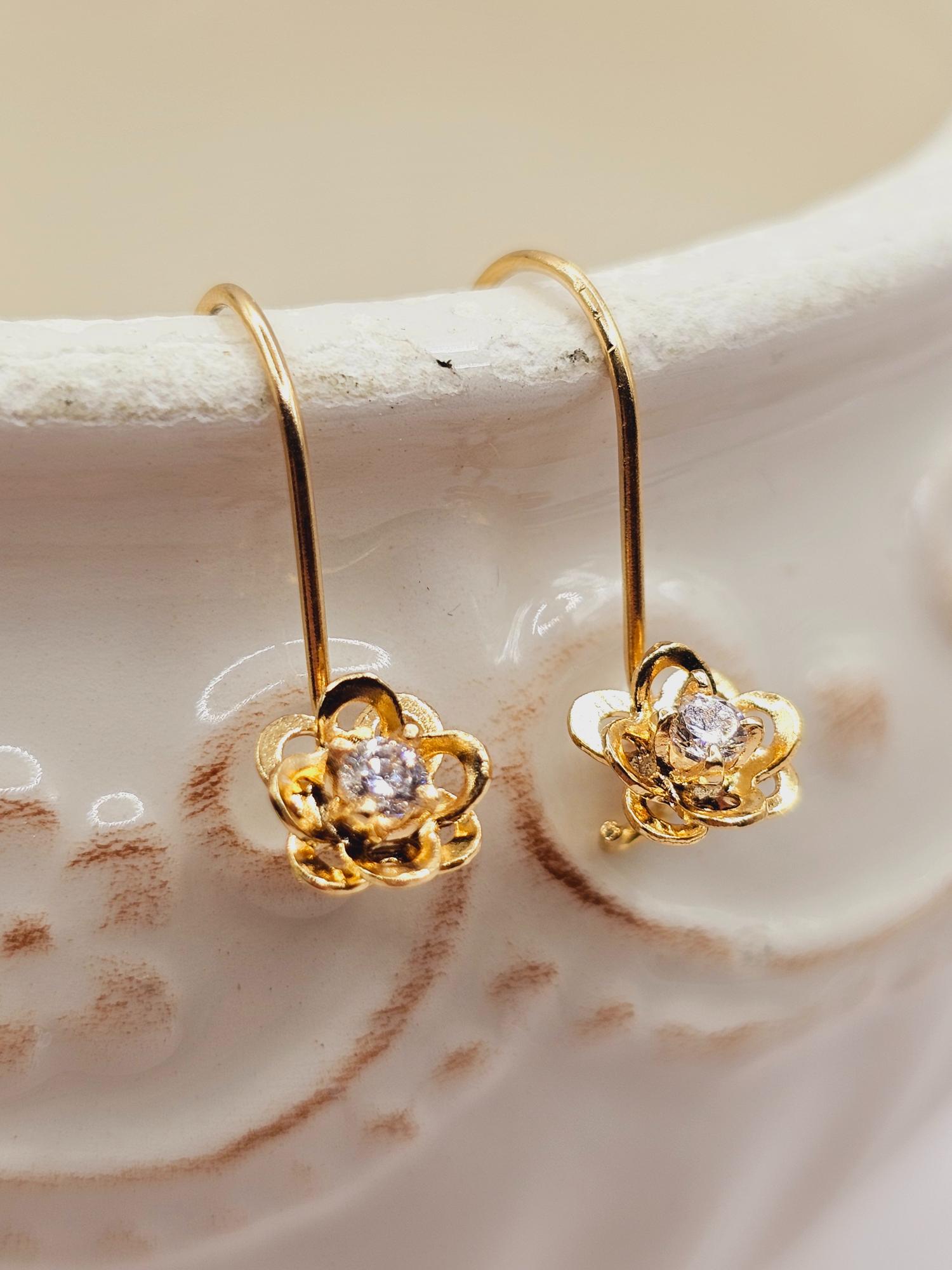 Aros doble flor con gancho y circón 1.9 cm 1.4 grs Oro 18k 5