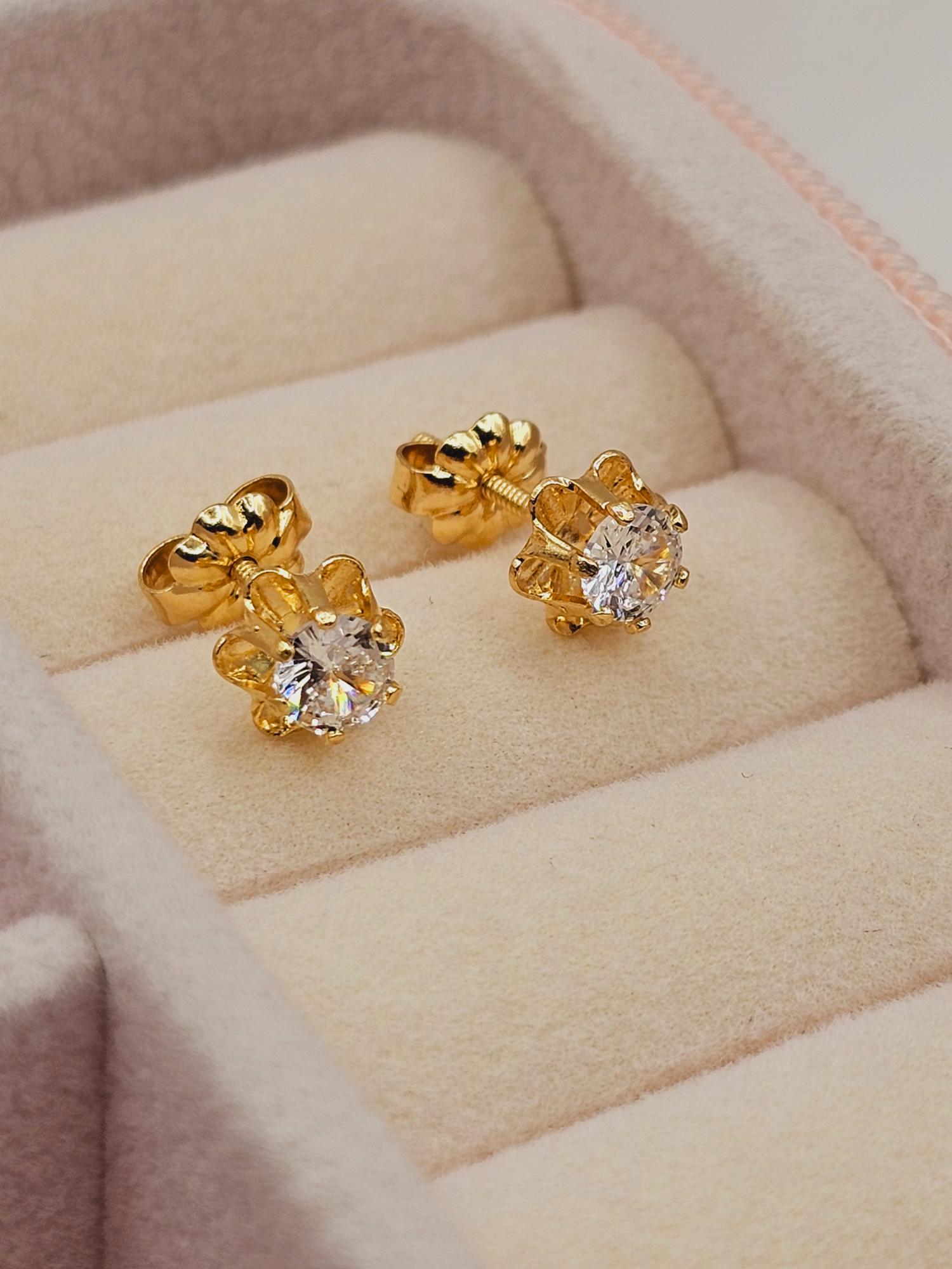 Aros chaton italiano circón 7 mm 1.3 grs Oro 18k  1