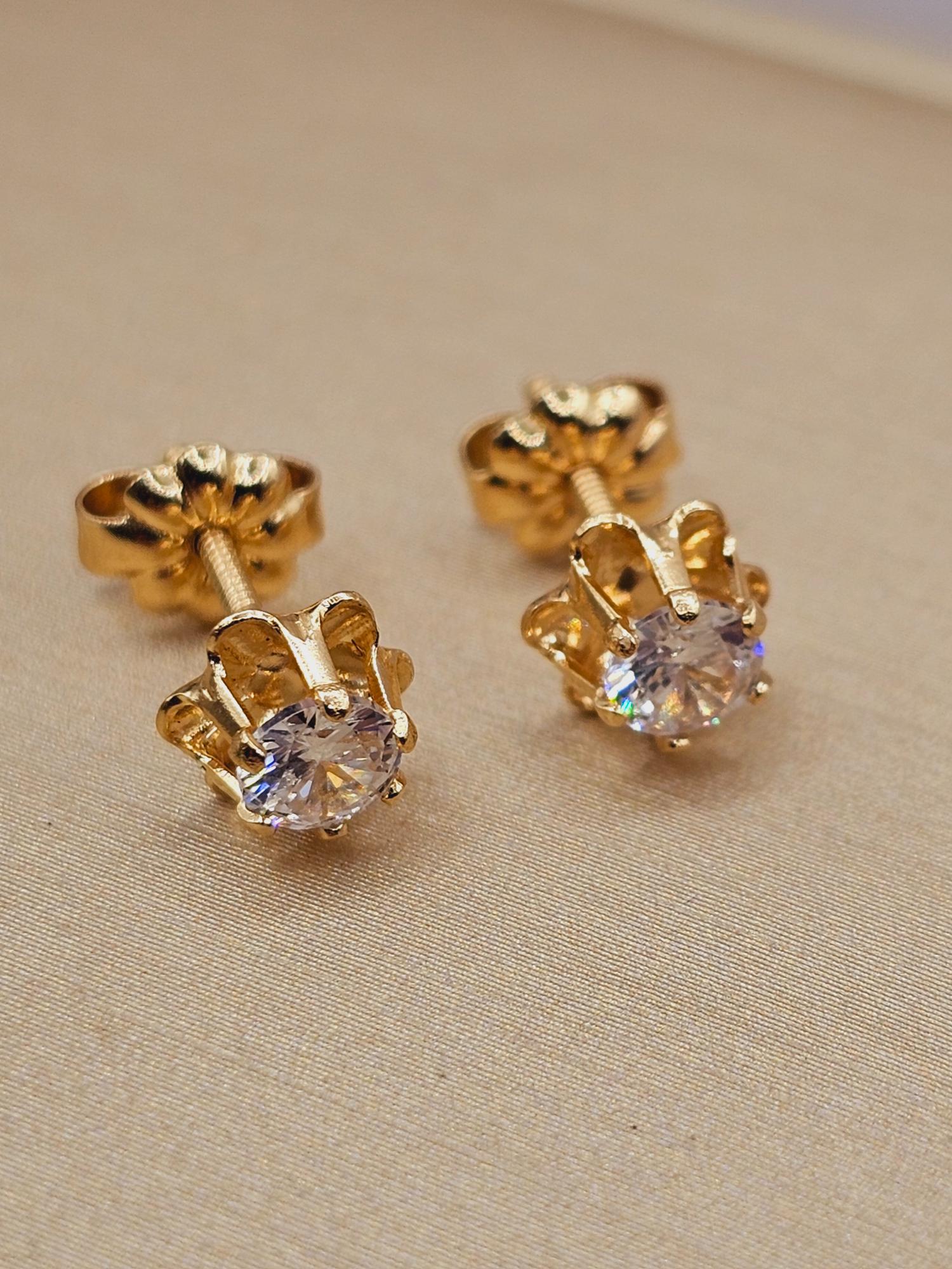 Aros chaton italiano circón 7 mm 1.3 grs Oro 18k  3