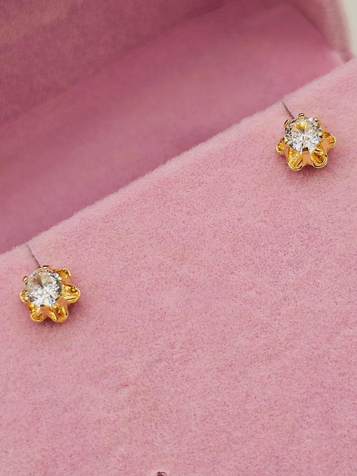 Aros chaton italiano circón 7 mm 1.3 grs Oro 18k  4