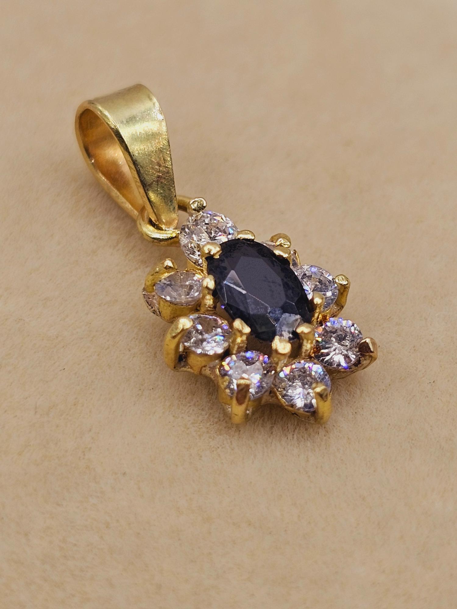 Colgante lady onix y circones 2.1 cm 1.5 grs Oro 18k 2