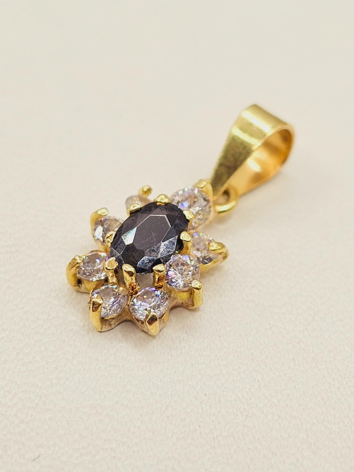 Colgante lady onix y circones 2.1 cm 1.5 grs Oro 18k 3