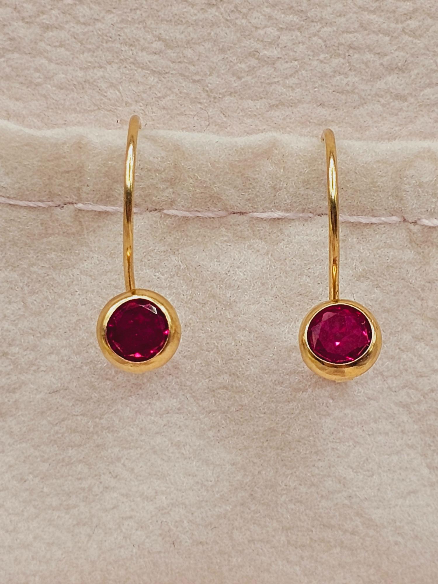 Aros punto de luz con gancho rubí 1.7 cm 1.1 grs Oro 18k 2