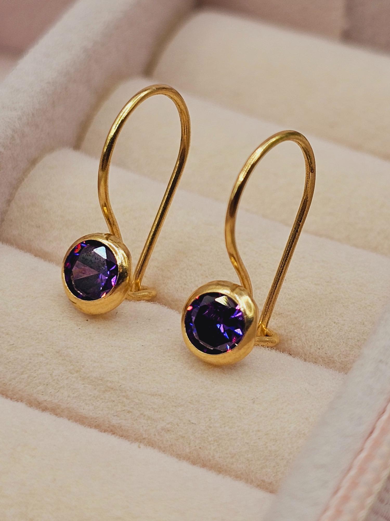 Aros punto de luz con gancho amatista 1.7 cm 1.1 grs Oro 18k 1