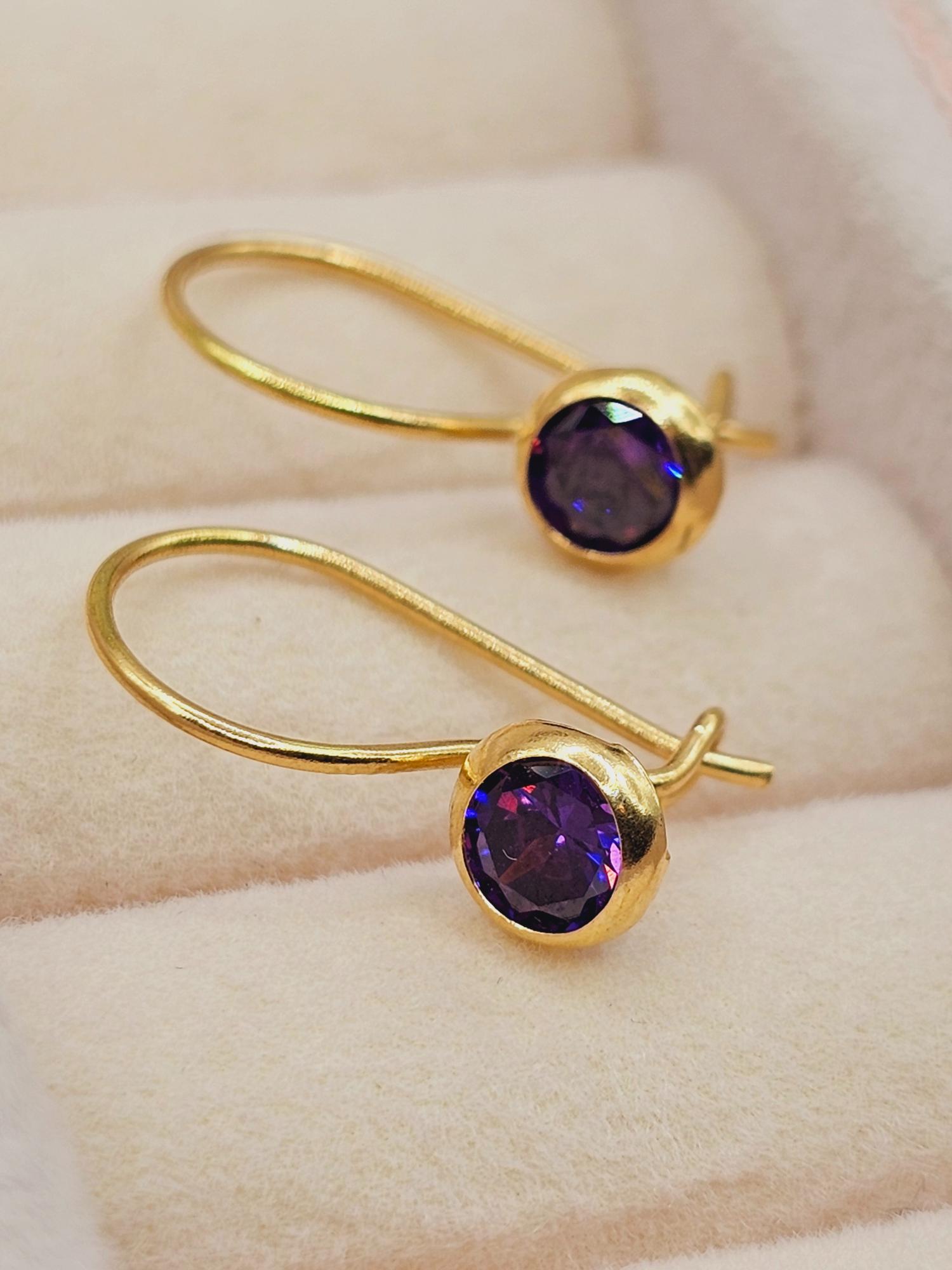 Aros punto de luz con gancho amatista 1.7 cm 1.1 grs Oro 18k 2