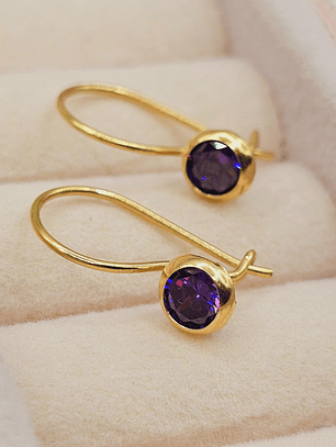 Aros punto de luz con gancho amatista 1.7 cm 1.1 grs Oro 18k