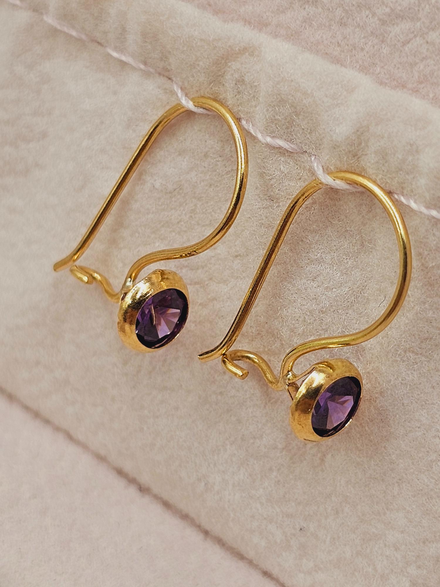 Aros punto de luz con gancho amatista 1.7 cm 1.1 grs Oro 18k 3