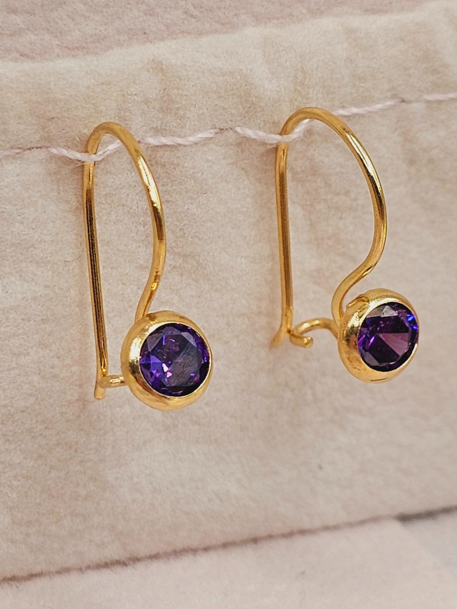 Aros punto de luz con gancho amatista 1.7 cm 1.1 grs Oro 18k 4