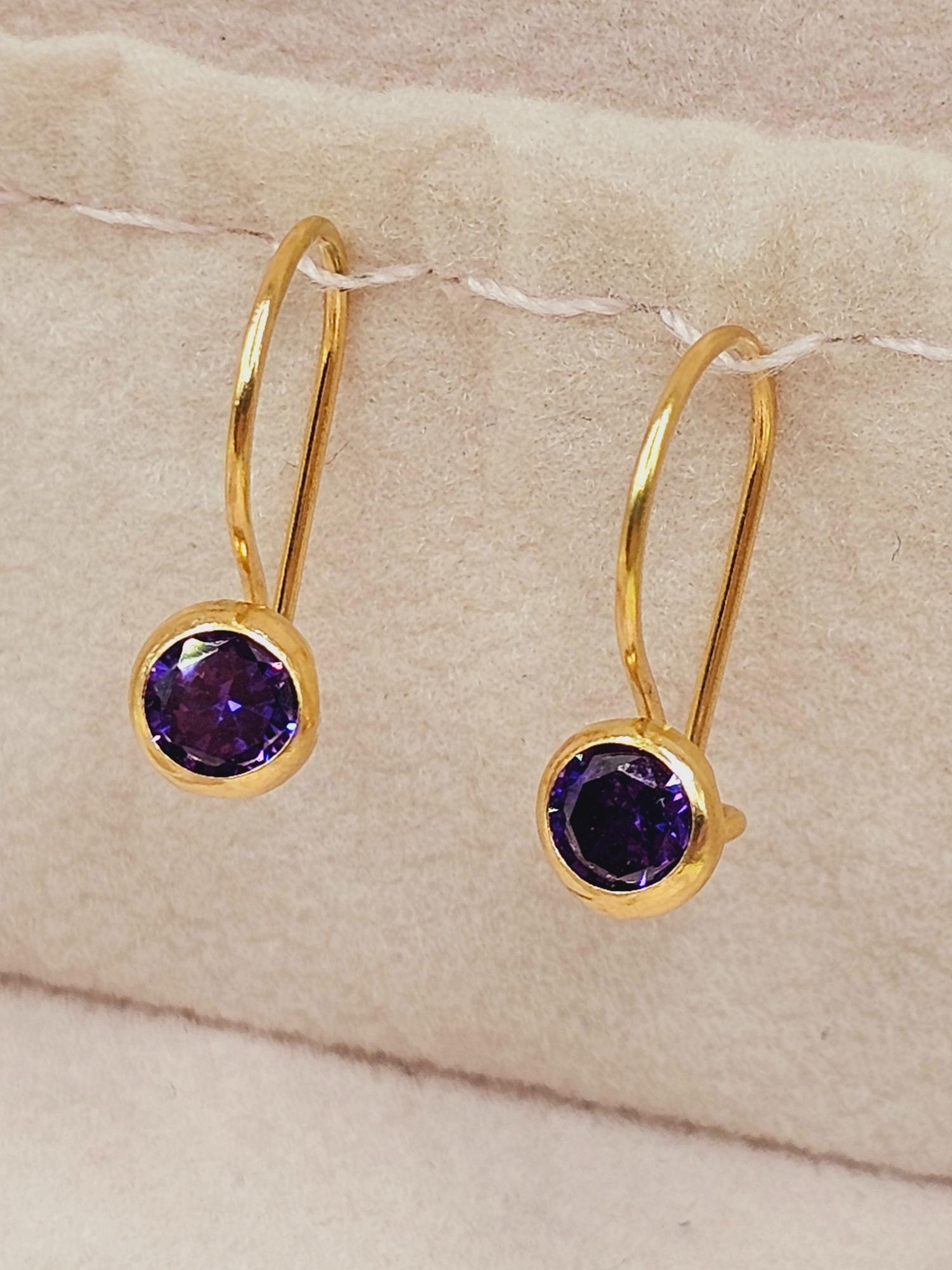 Aros punto de luz con gancho amatista 1.7 cm 1.1 grs Oro 18k 5