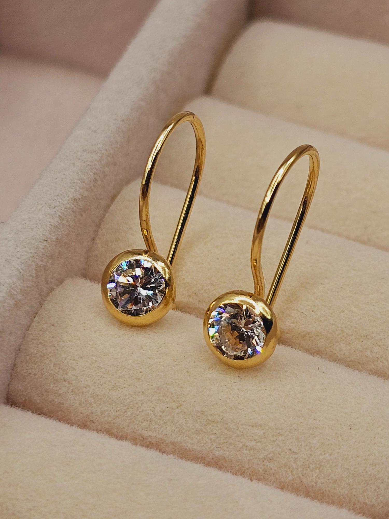 Aros punto de luz circón con gancho 1.6 cm 1.1 grs Oro 18k 1