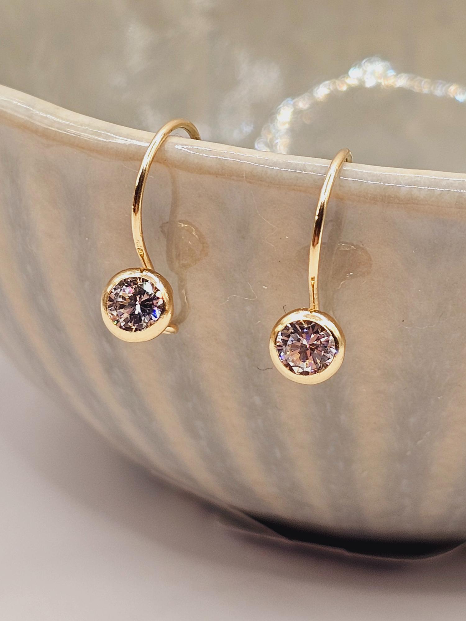 Aros punto de luz circón con gancho 1.6 cm 1.1 grs Oro 18k 4