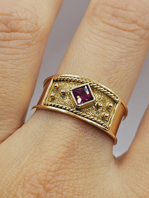 Anillo roma rombo rubí 3.8 grs Oro 18k