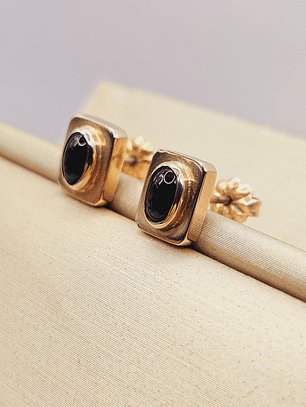 Aros cuadrados cabuchón onix 9 mm 2.7 grs Oro 18k 