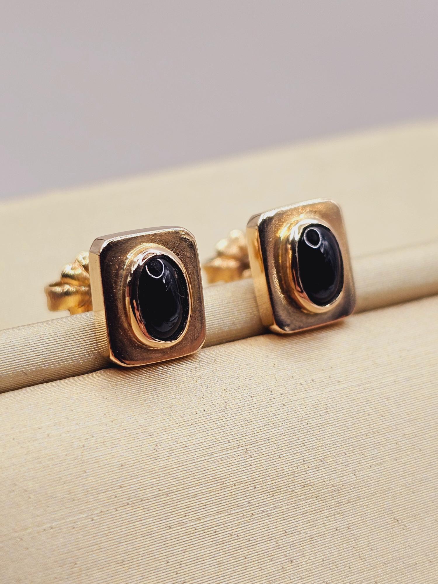 Aros cuadrados cabuchón onix 9 mm 2.7 grs Oro 18k  3