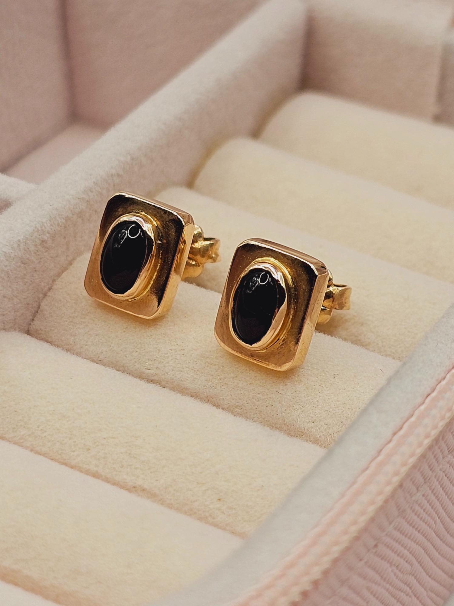 Aros cuadrados cabuchón onix 9 mm 2.7 grs Oro 18k  6