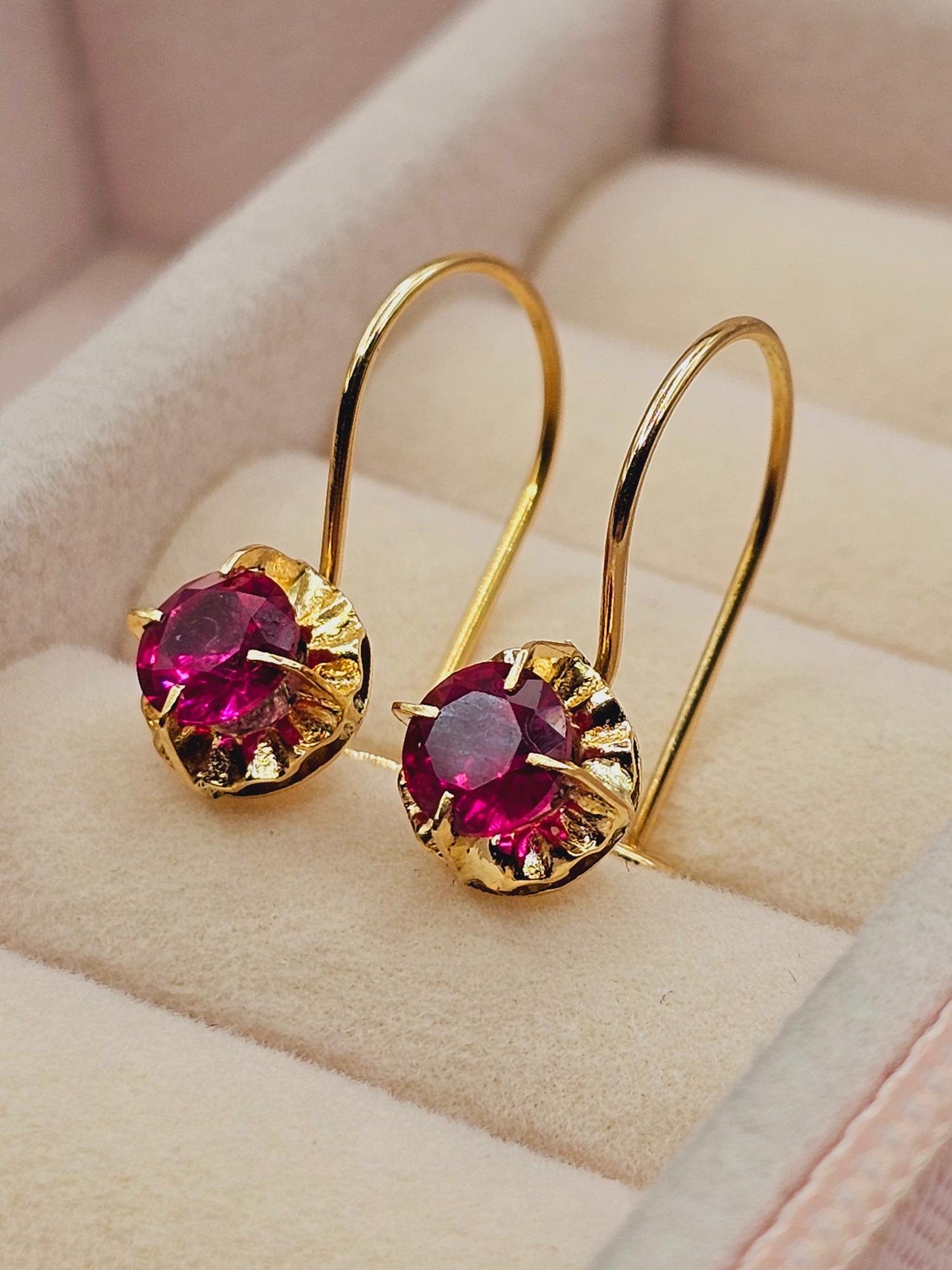 Aros chaton colgante rubí 2 cm 1.9 grs Oro 18k 1