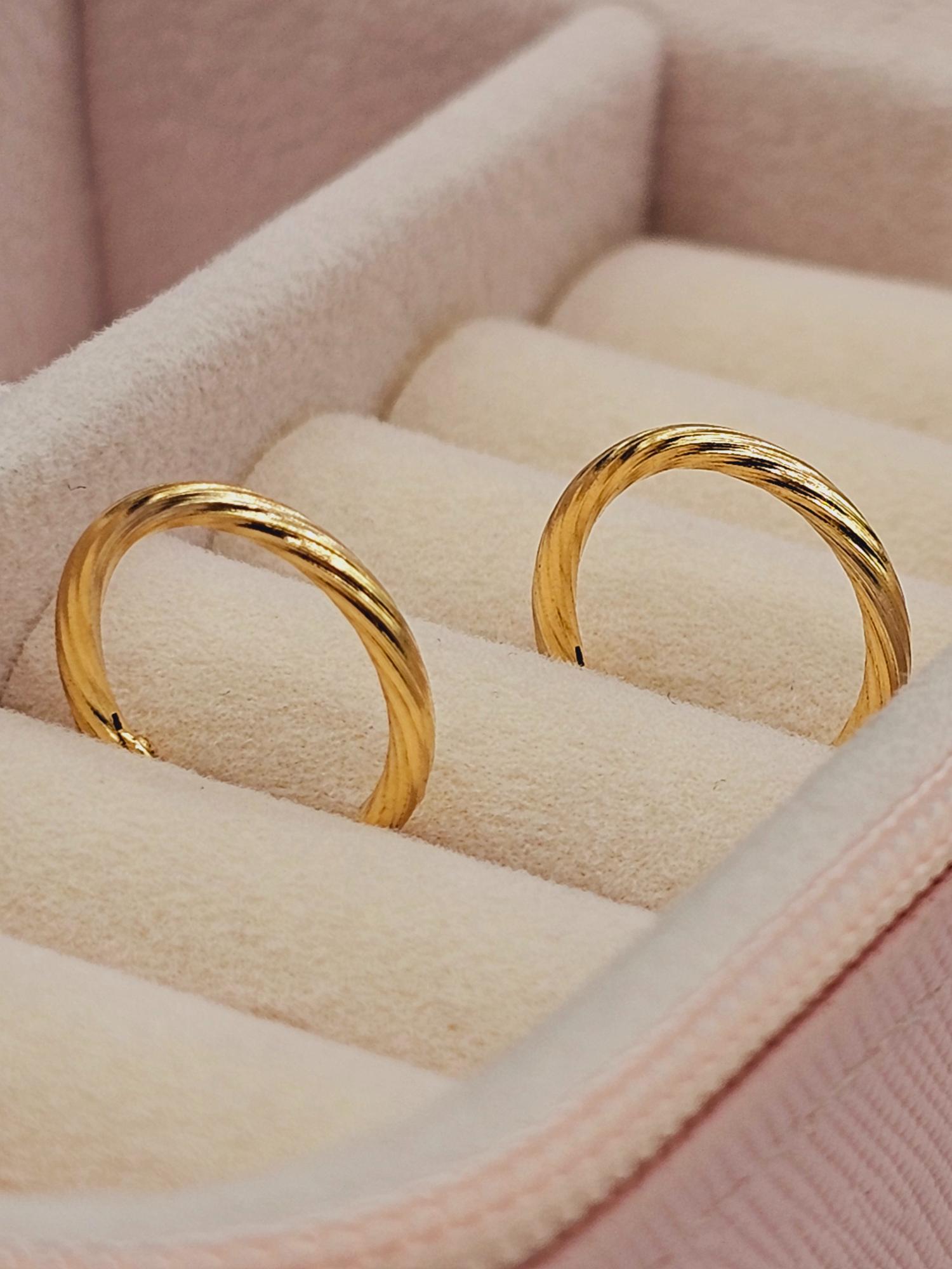 Aros argollas satinadas 1.9 cm 1.3 grs Oro 18k 1