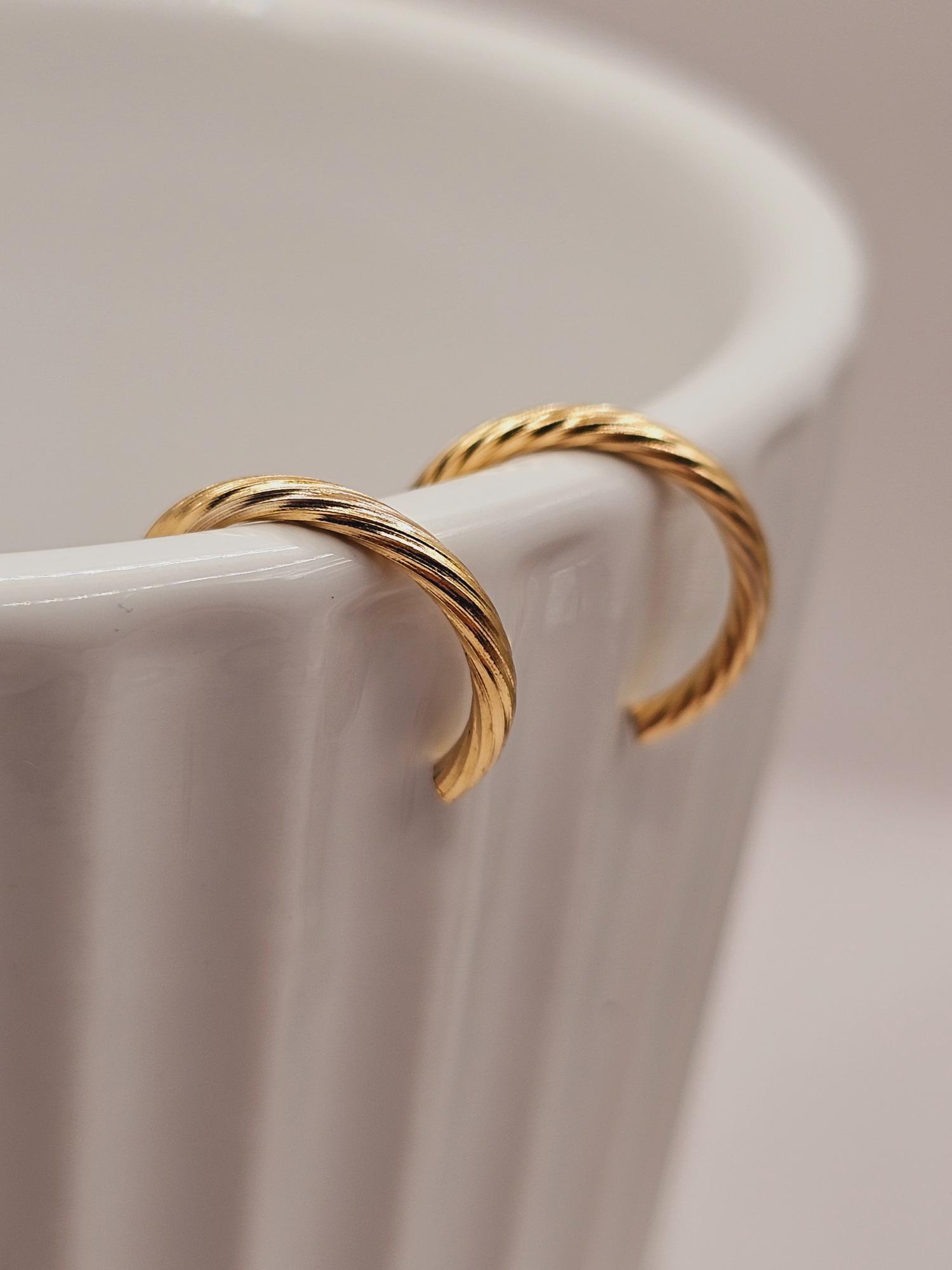 Aros argollas satinadas 1.9 cm 1.3 grs Oro 18k 3