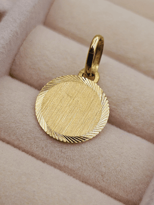 Colgante disco satinado 1.3 cm 0.9 grs Oro 18k