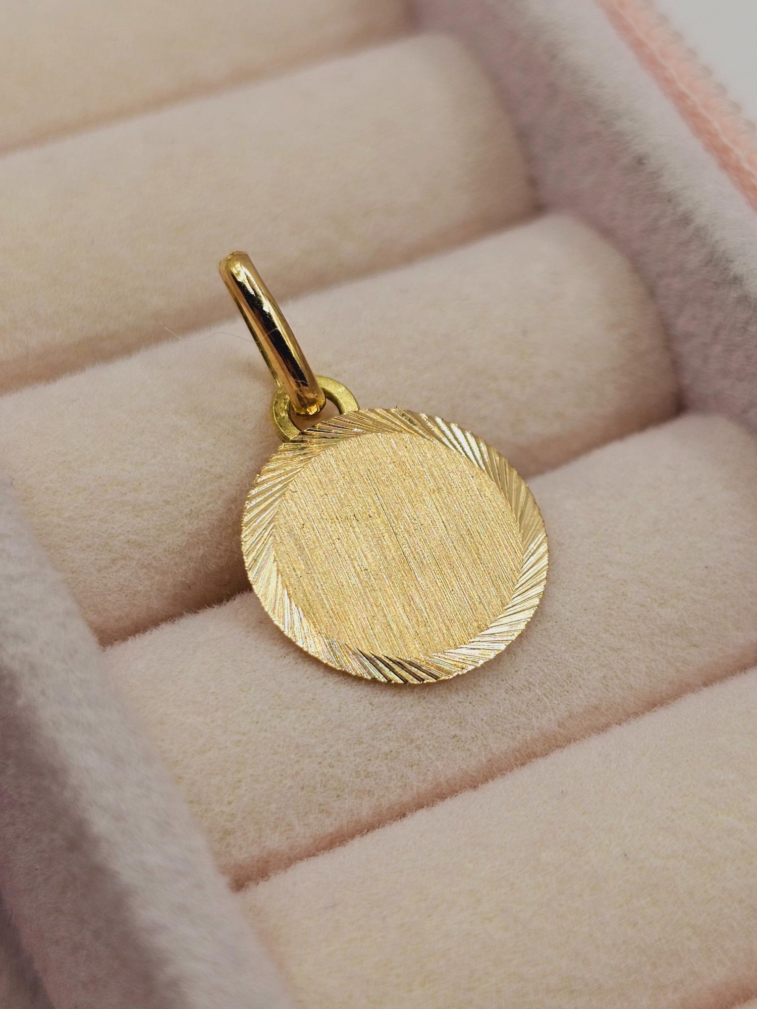 Colgante disco satinado 1.3 cm 0.9 grs Oro 18k 3