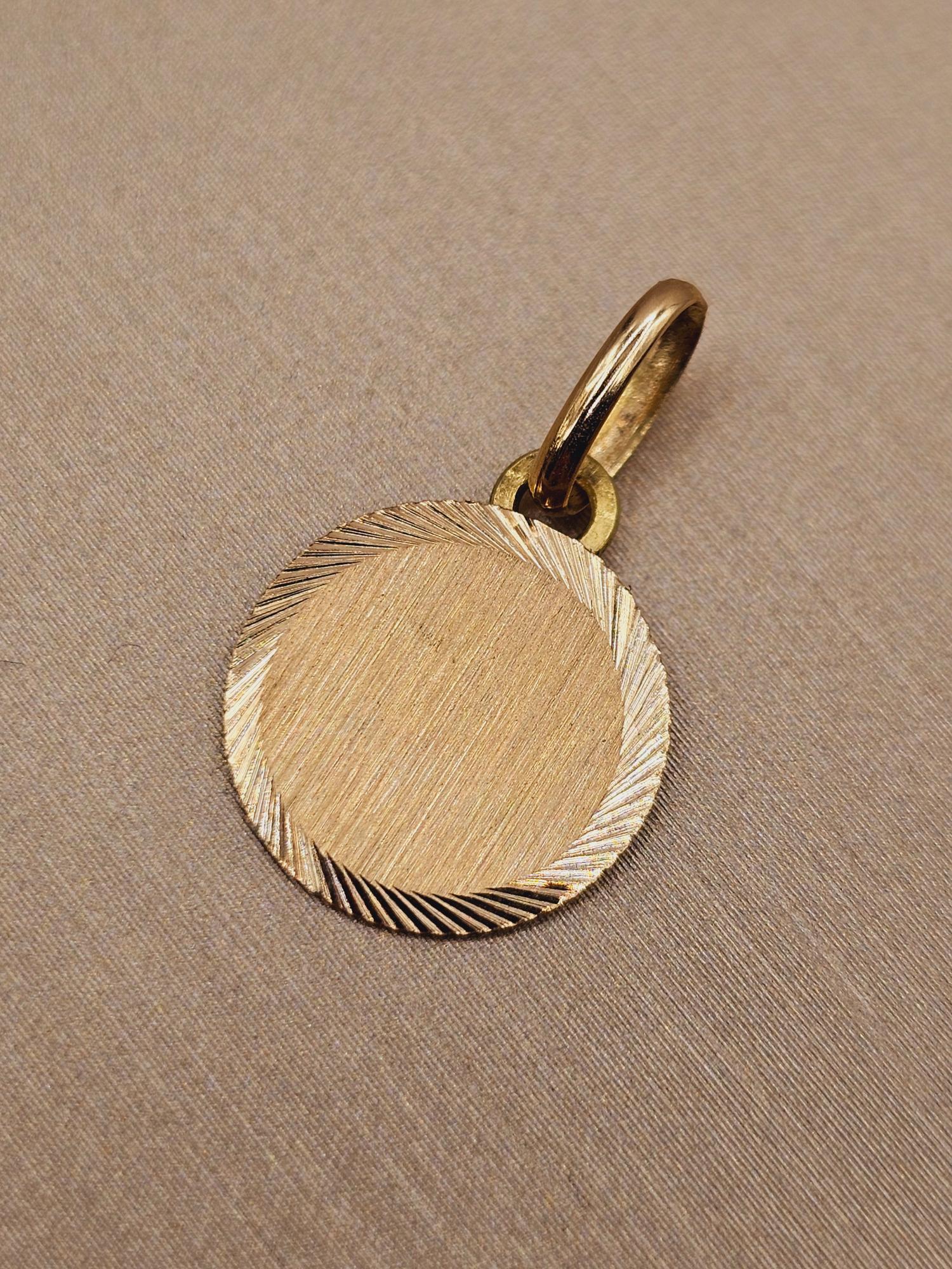 Colgante disco satinado 1.3 cm 0.9 grs Oro 18k 4