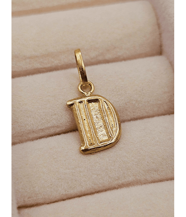 Colgante letra D 1.6 cm 0.7 grs Oro 18k