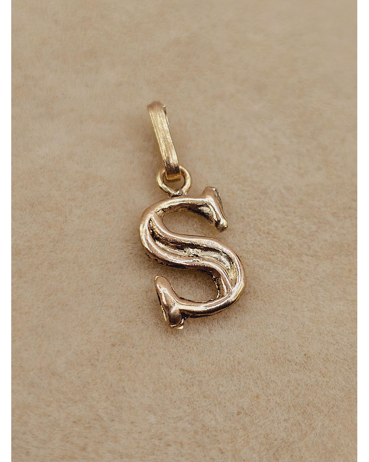 Colgante letra S 1.6 cm 0.7 grs Oro 18k