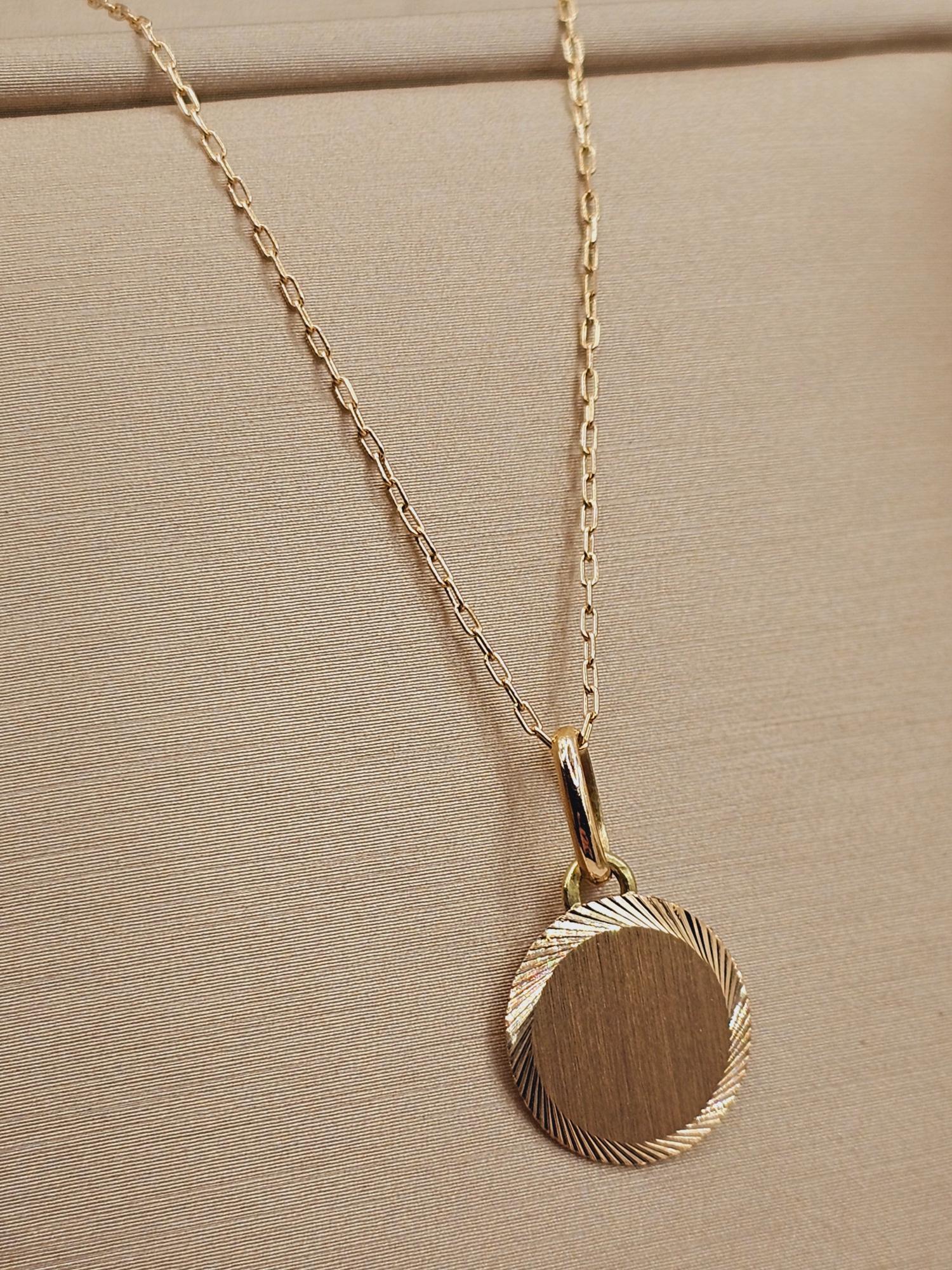 Cadena limada 50 cm y disco satinado 1.3 cm 1.9 grs Oro 18k 2