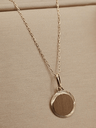 Cadena limada 50 cm y disco satinado 1.3 cm 1.9 grs Oro 18k