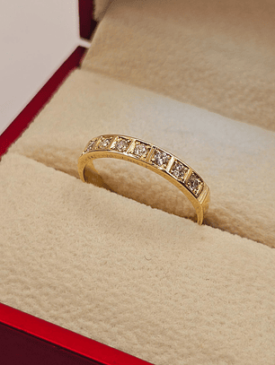 Anillo medio cintillo circones 3.1 grs Oro 18k