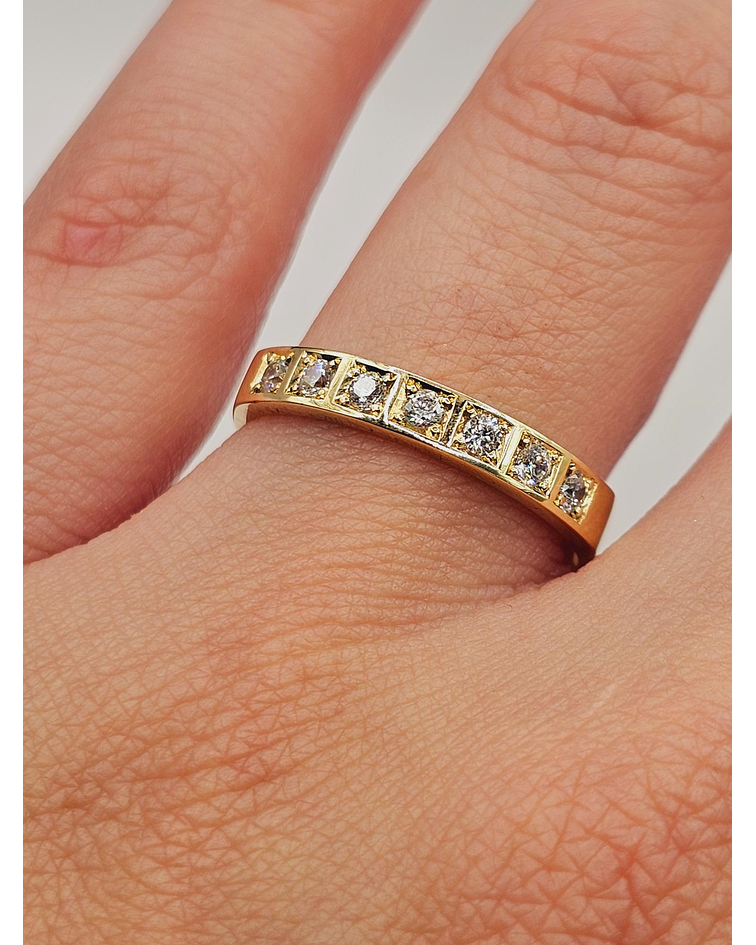 Anillo medio cintillo circones 3.1 grs Oro 18k