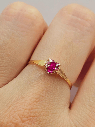 Anillo chatón corazón rubí 1.1 grs Oro 18k