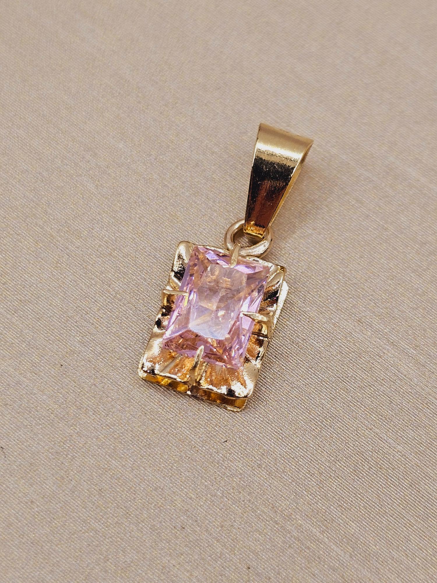 Colgante chatón cuadrado rosa de francia 1.8 cm 1.2 grs Oro 18k 1