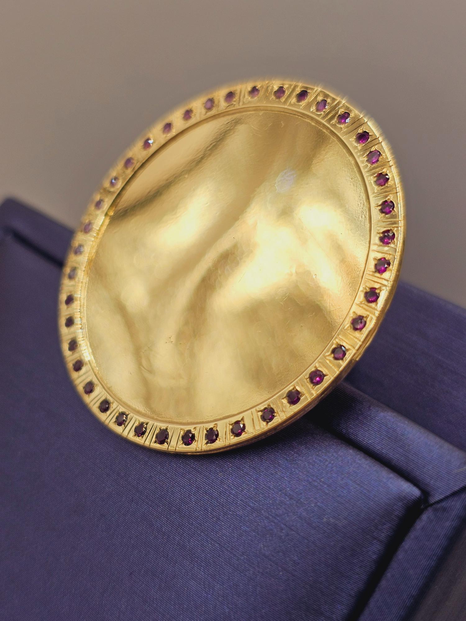 Anillo tazo disco con rubíes 4 cm 14 grs Oro 18k 1