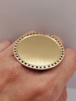 Anillo tazo disco con rubíes 4 cm 14 grs Oro 18k