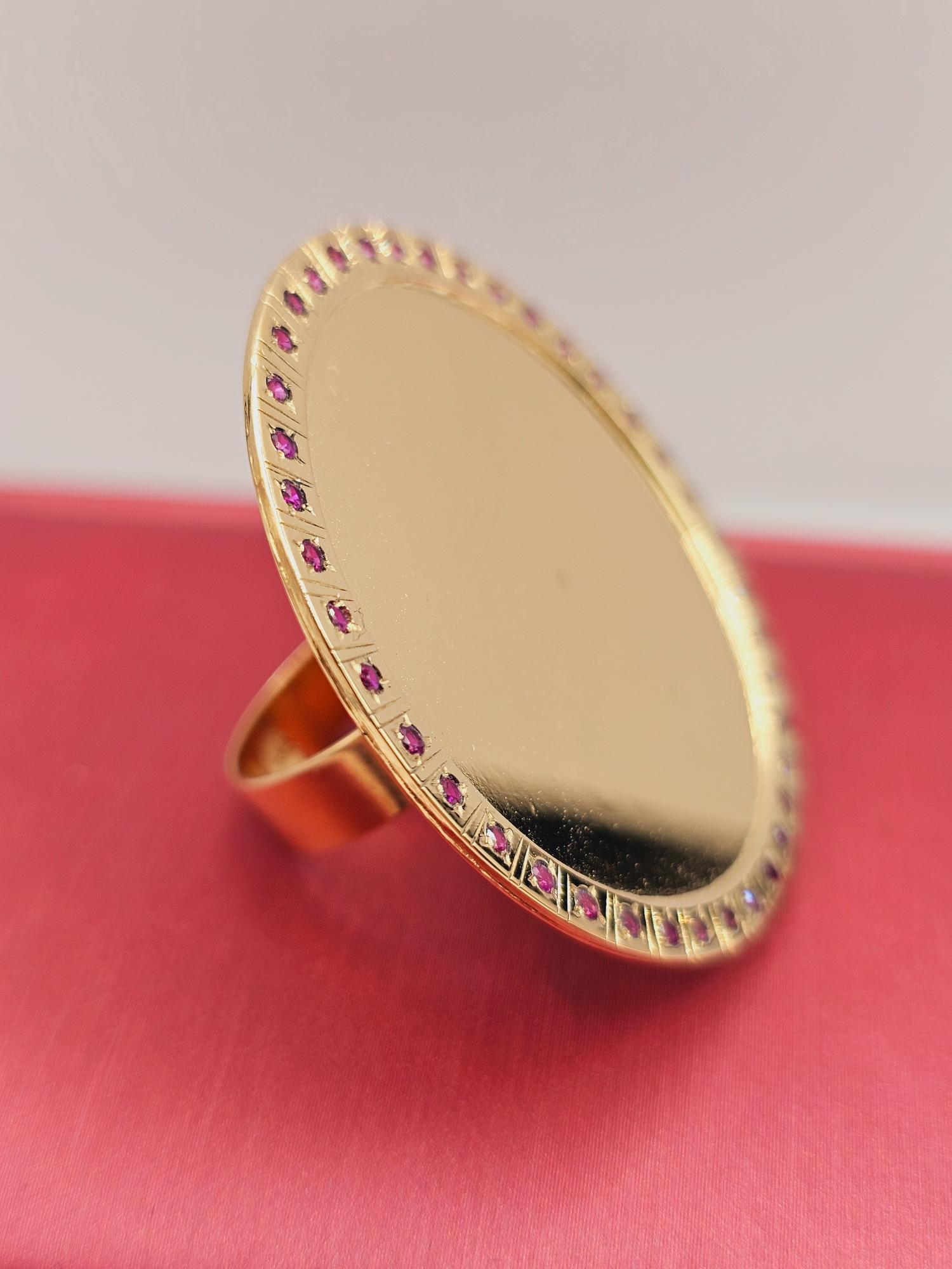 Anillo tazo disco con rubíes 4 cm 14 grs Oro 18k 7