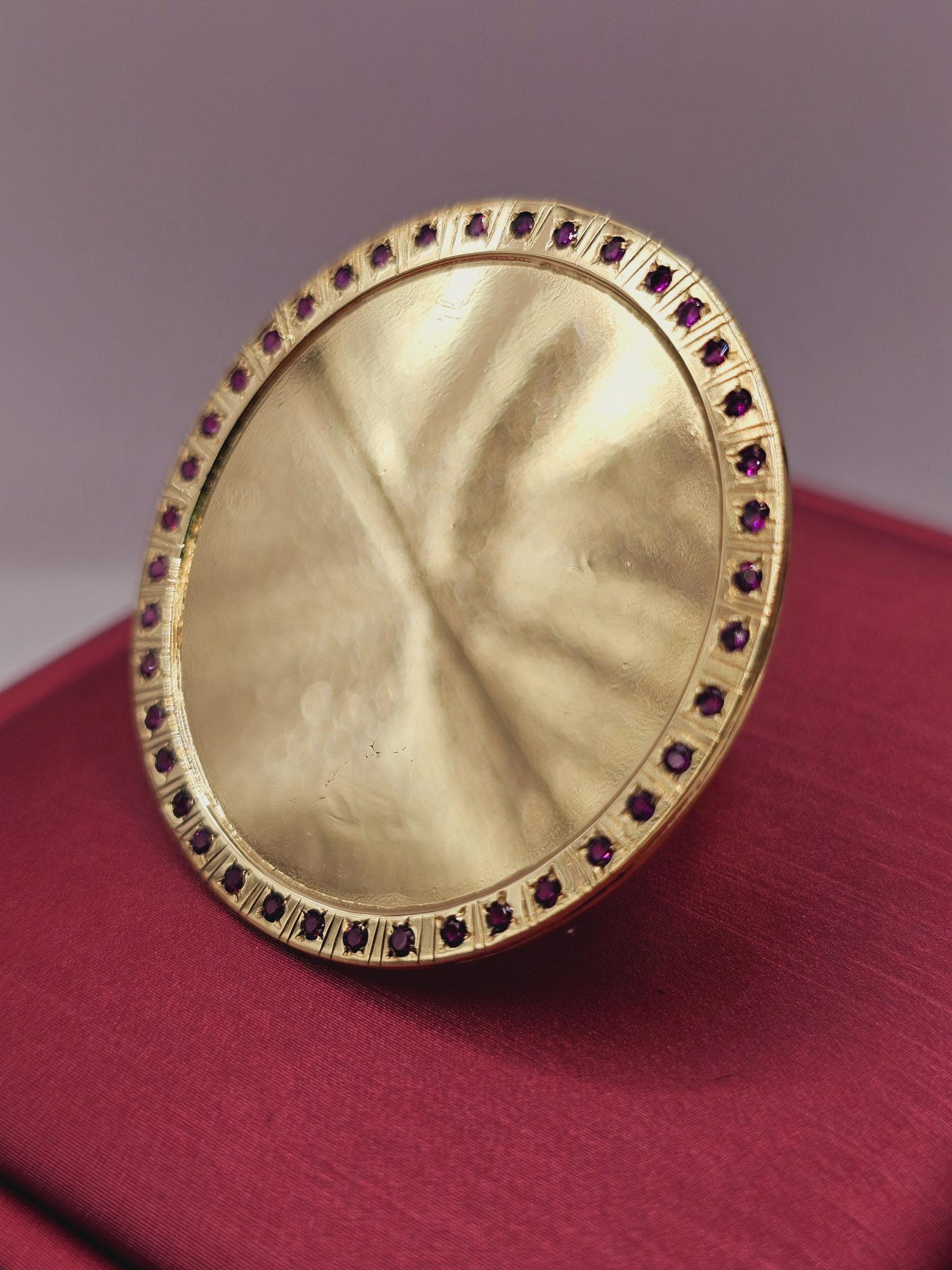 Anillo tazo disco con rubíes 4 cm 14 grs Oro 18k 3