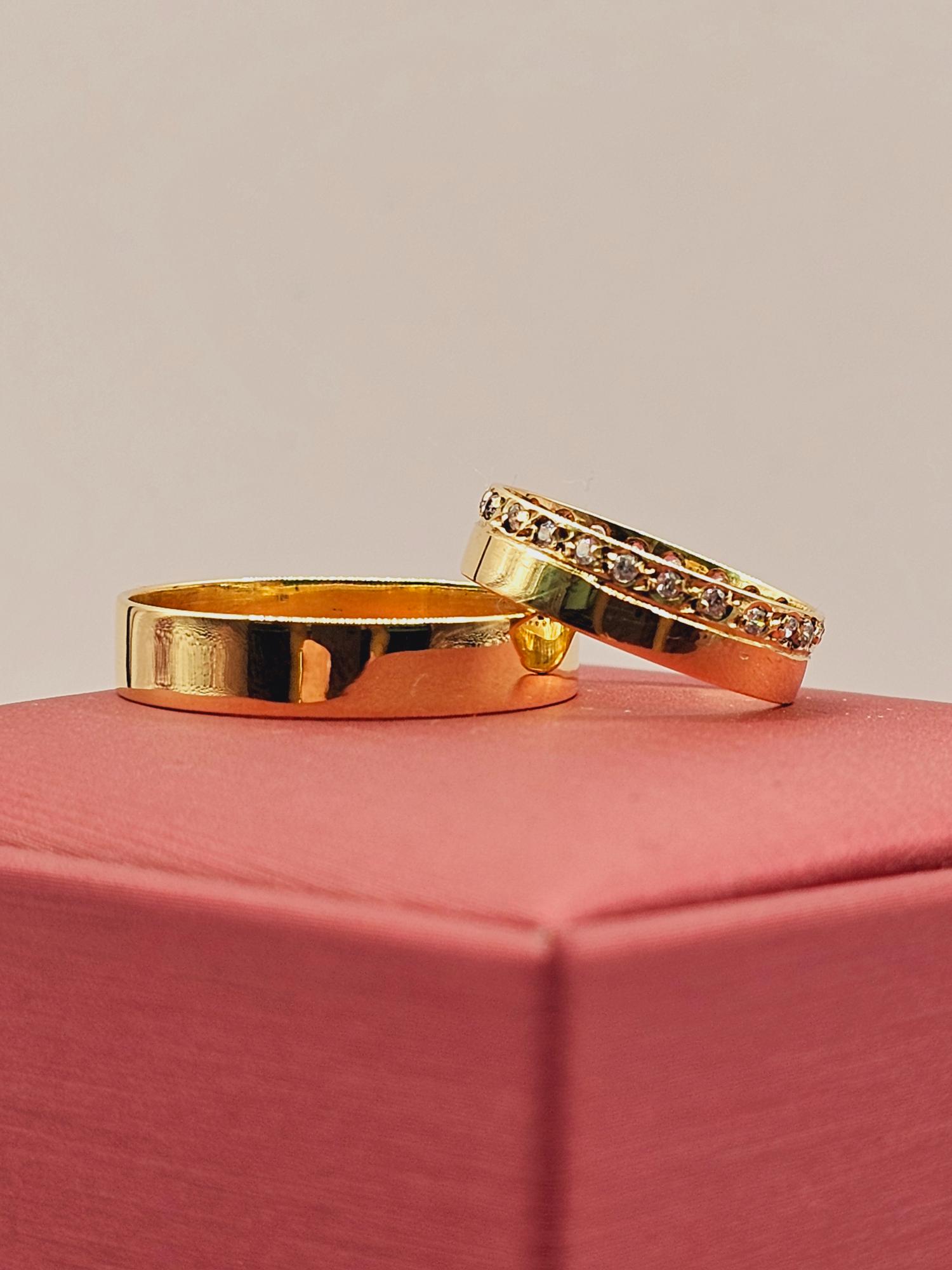 Argollas de matrimonio corona de circones 5 mm 5 grs Oro 18k 2