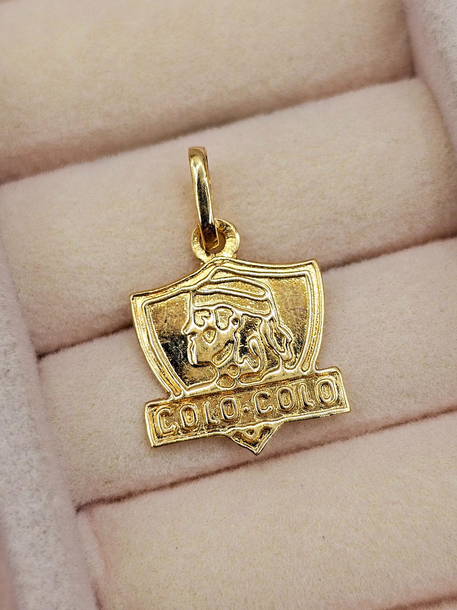 Colgante colo colo 2.1 cm 1.1 grs Oro 18k 3